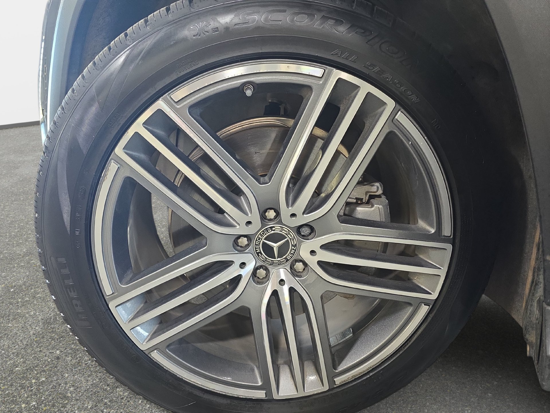 Used 2024 Mercedes-Benz GLS 450 4MATIC image 32