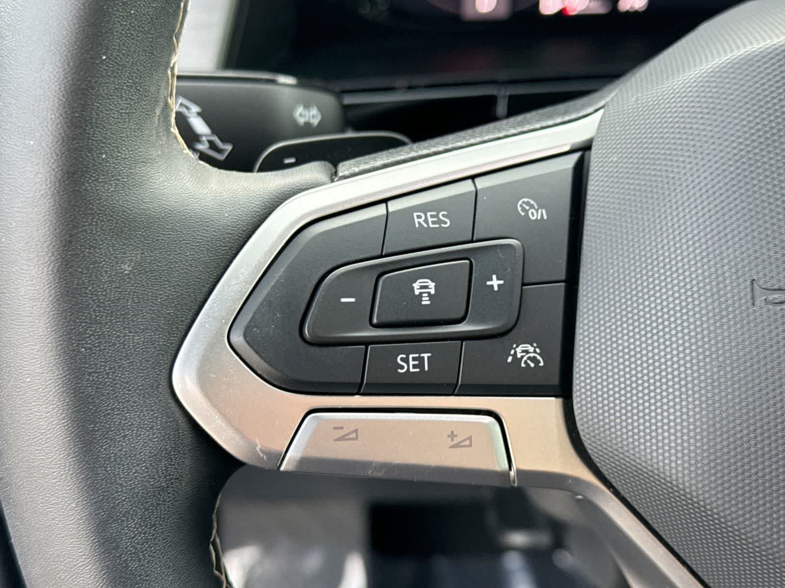 Used 2024 Volkswagen Atlas Cross Sport SE w/ Panoramic Sunroof Package FWD image 30