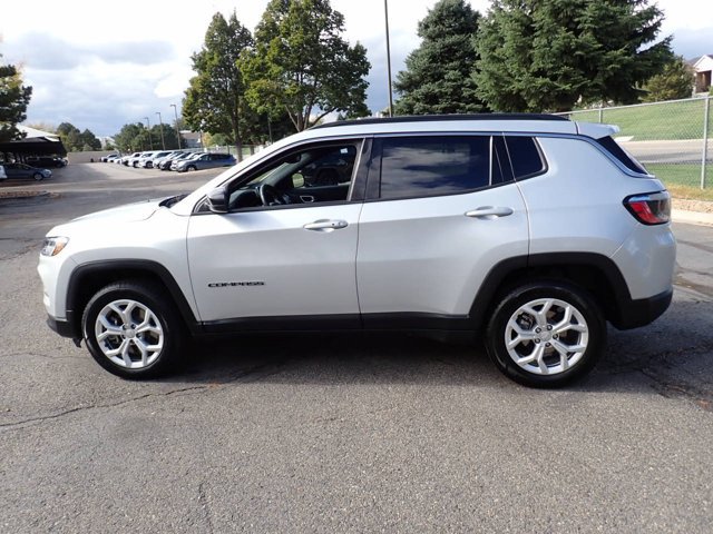 Used 2024 Jeep Compass Latitude AWD/4WD image 2
