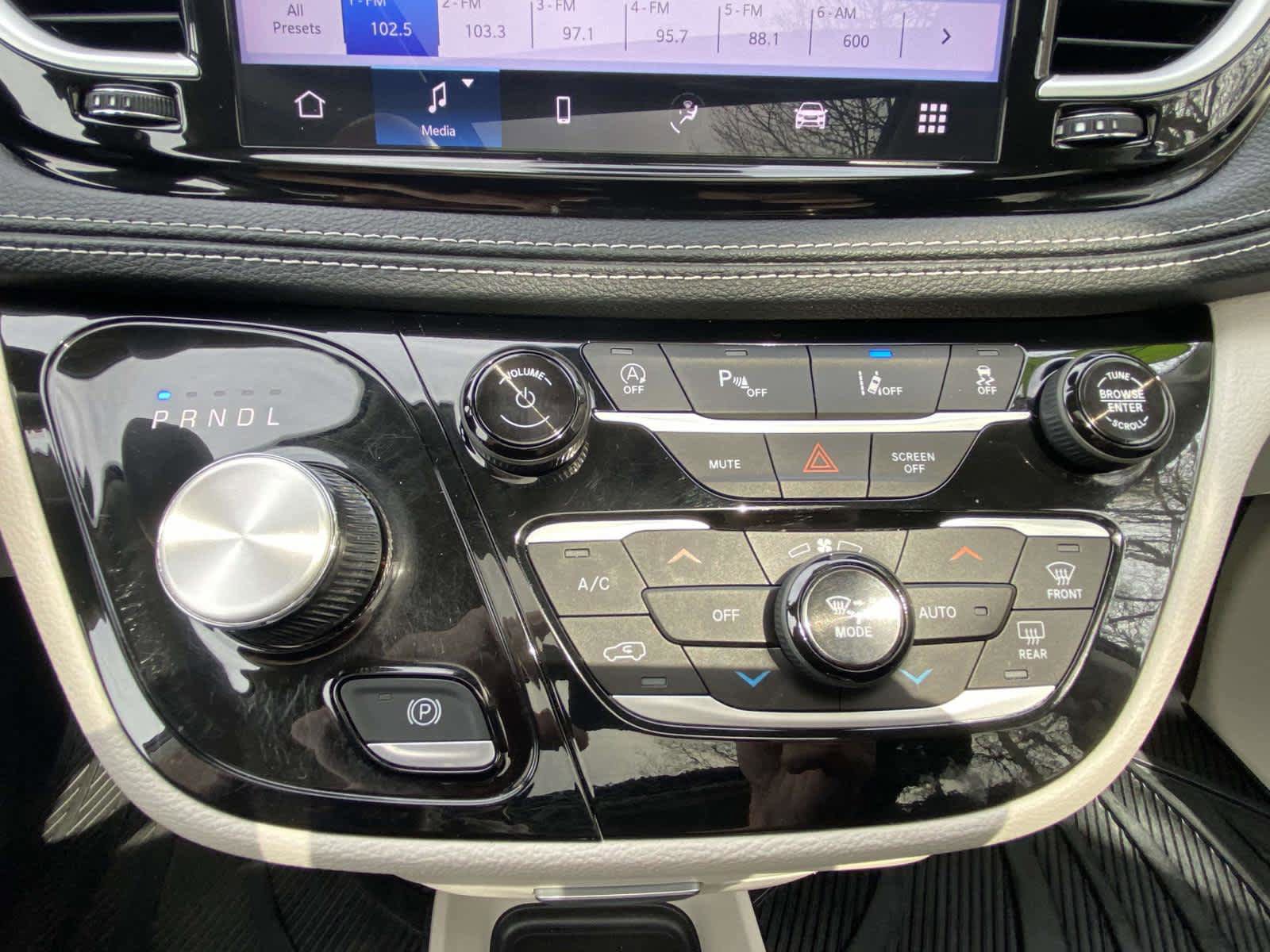 Used 2023 Chrysler Pacifica Touring-L AWD/4WD image 20