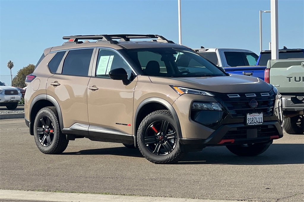 Used 2025 Nissan Rogue SV image 2