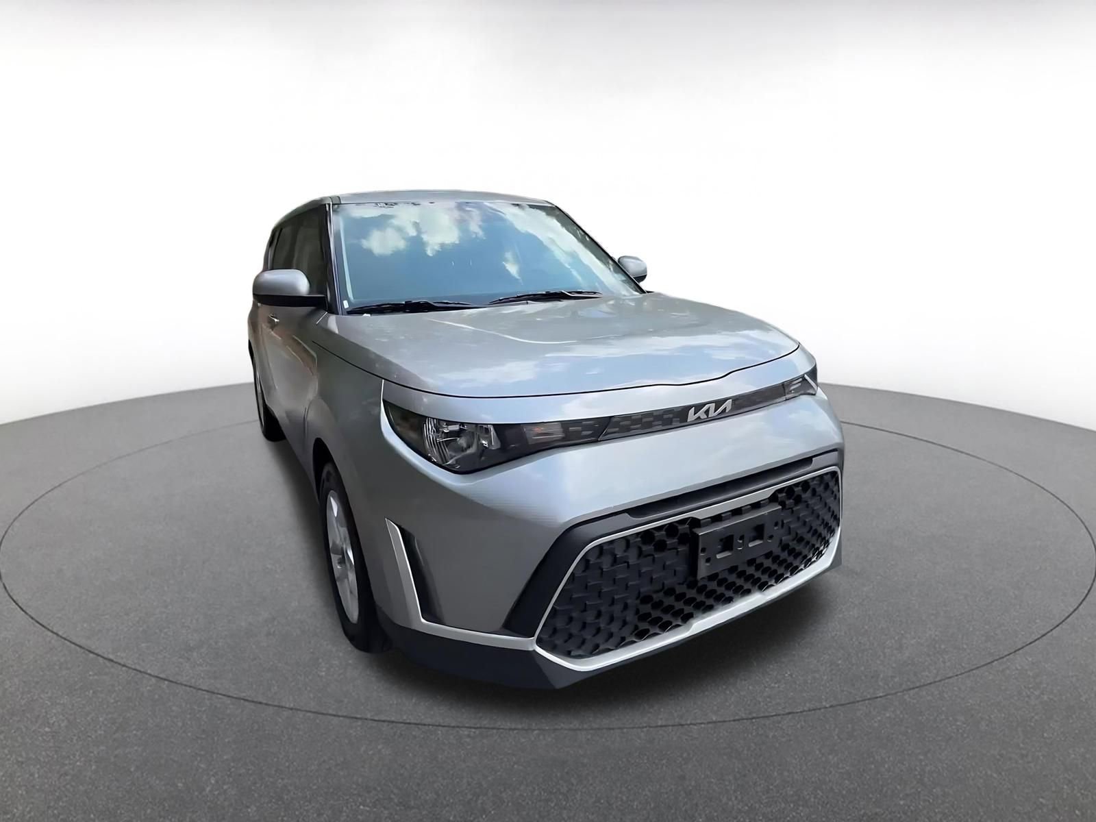 Used 2025 Kia Soul LX w/ LX Technology Package FWD image 3