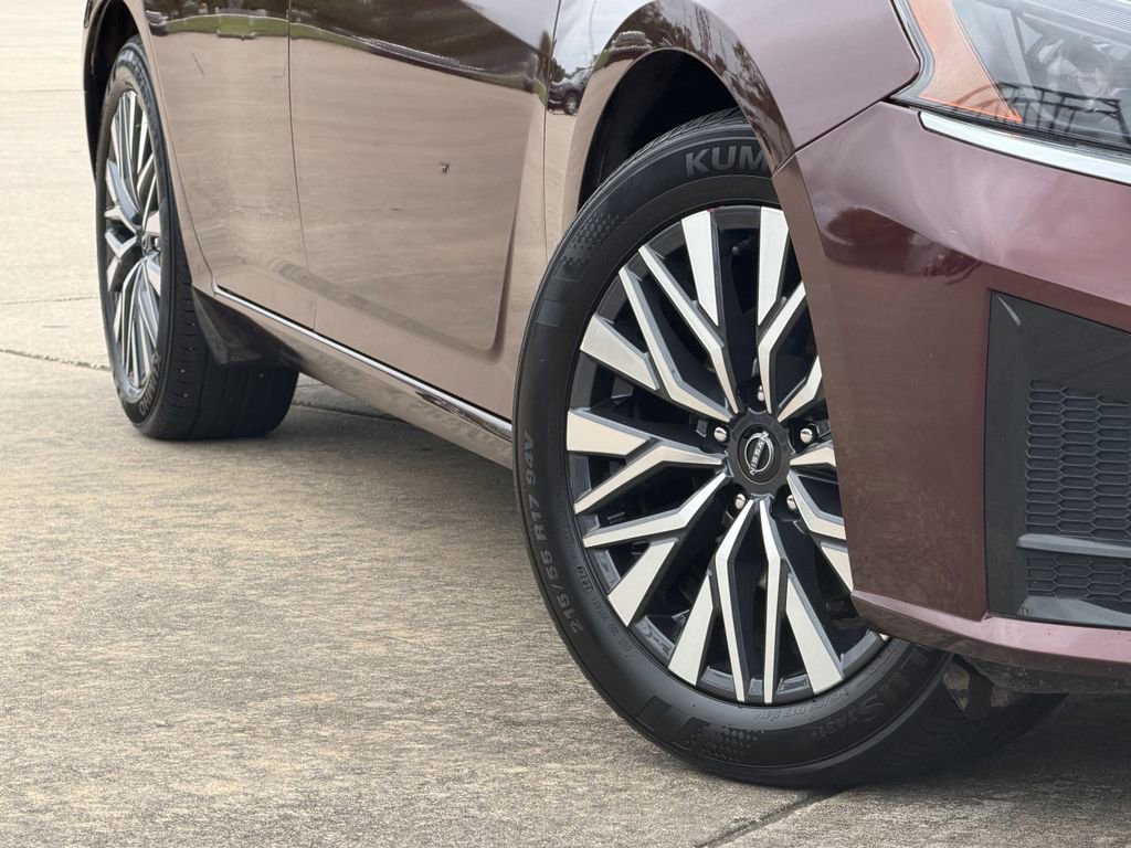 Used 2025 Nissan Altima 2.5 SV FWD image 11
