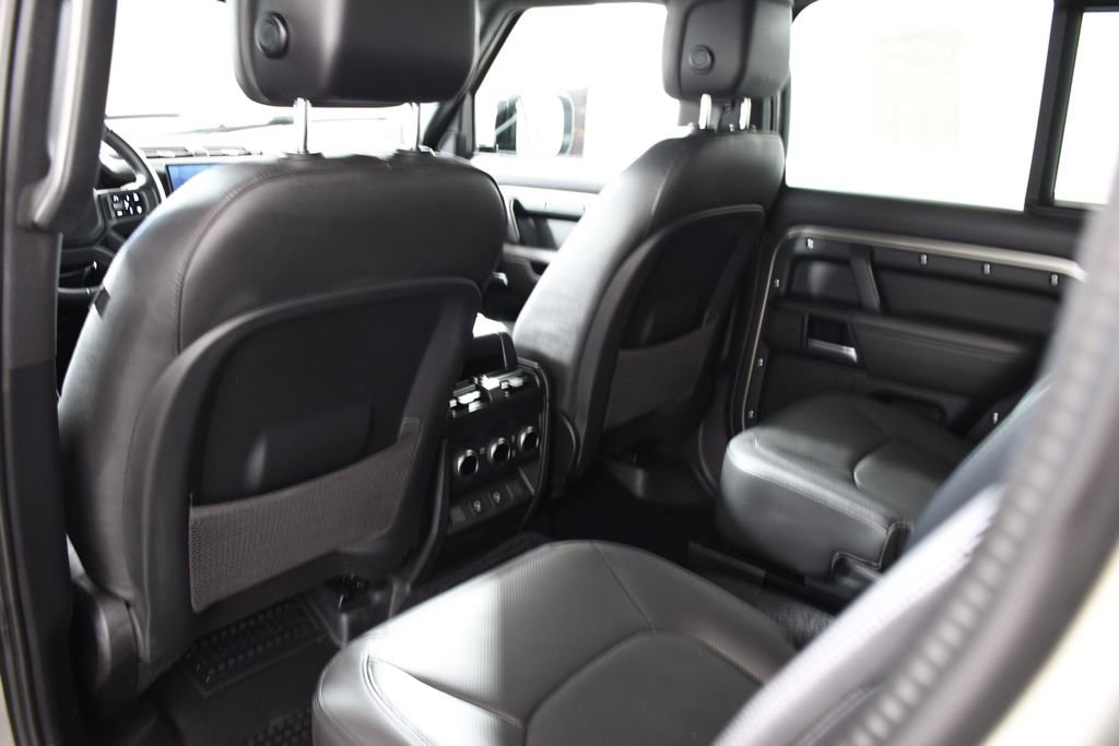 Used 2025 Land Rover Defender 130 X-Dynamic SE image 27