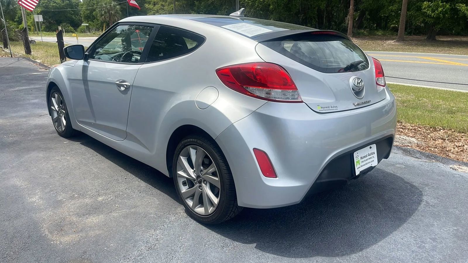Used 2016 Hyundai Veloster FWD image 5