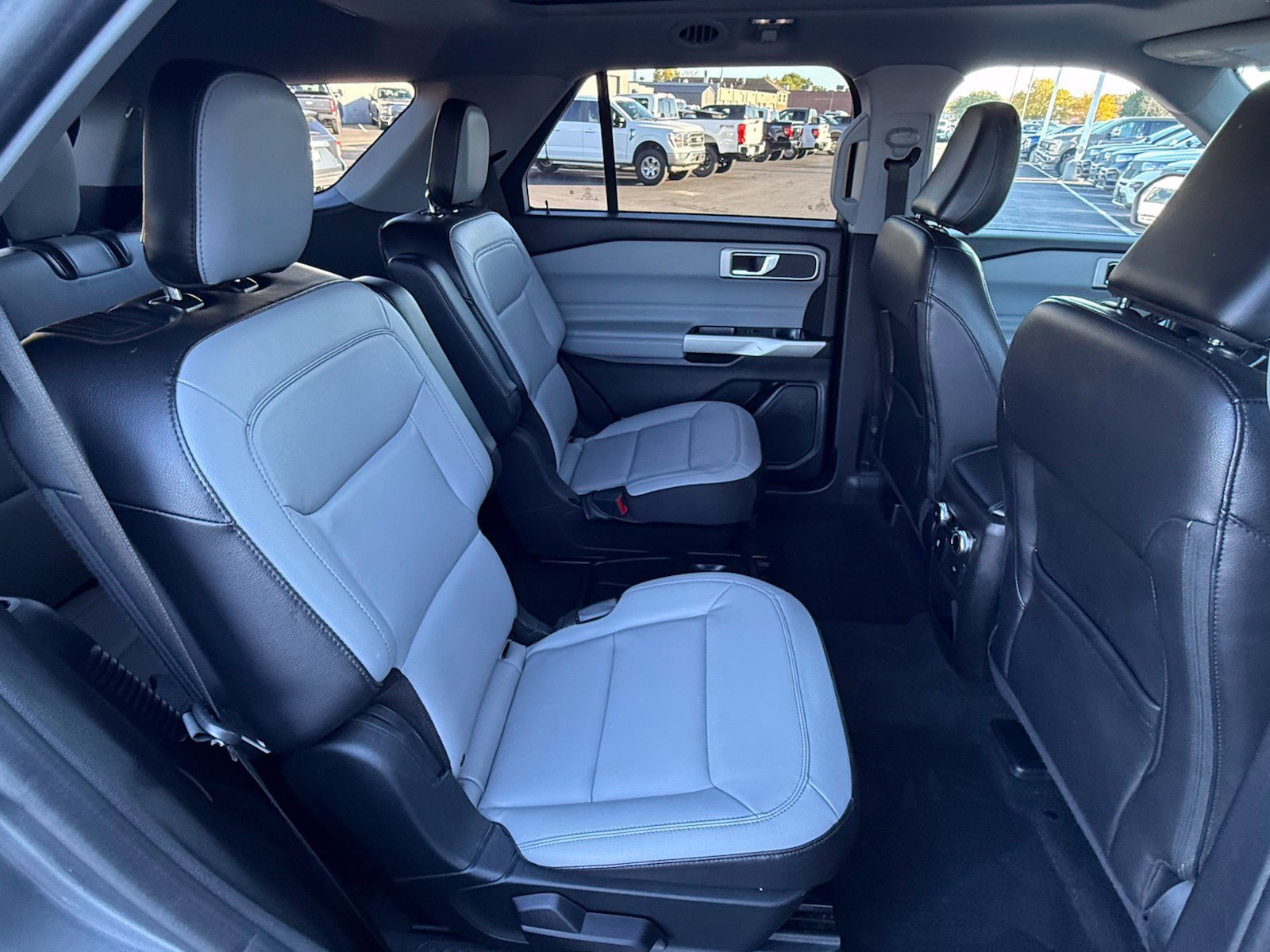 Used 2021 Ford Explorer XLT w/ Equipment Group 202A AWD/4WD image 16