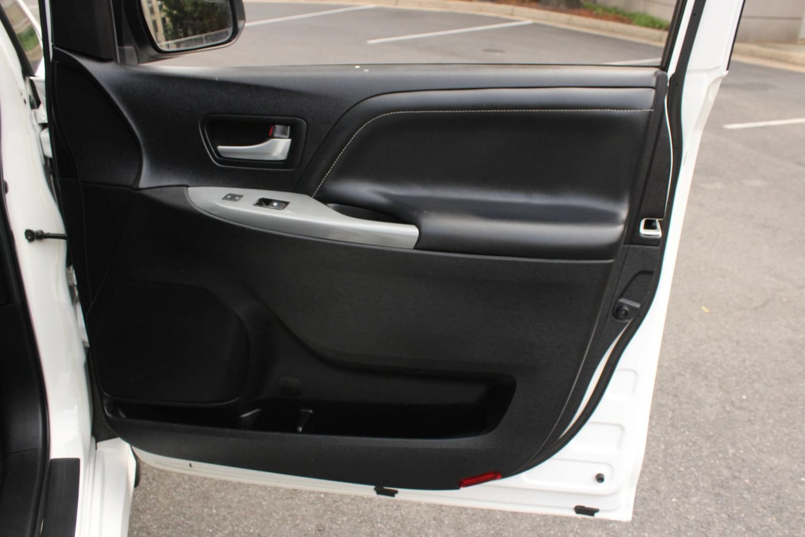Used 2015 Toyota Sienna SE FWD image 25