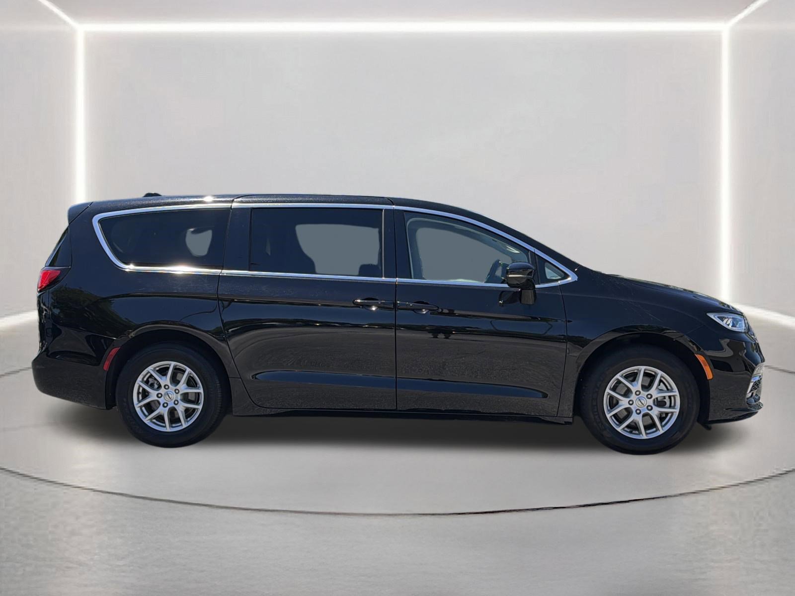 Used 2024 Chrysler Pacifica Touring-L FWD image 28