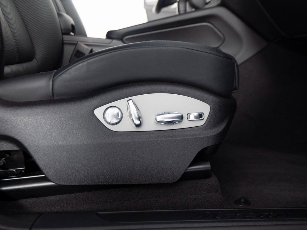 Used 2025 Porsche Macan image 32