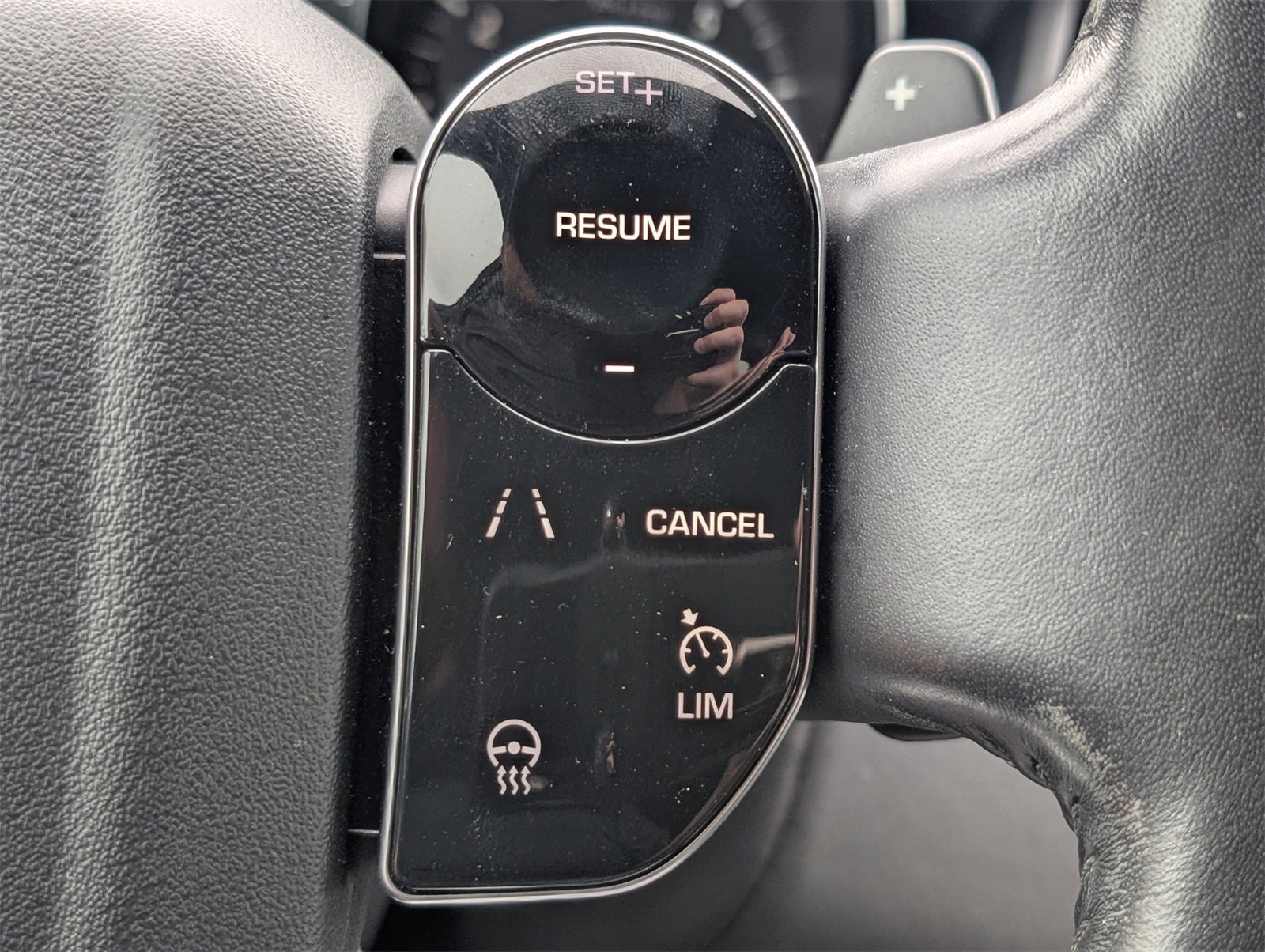 Used 2020 Land Rover Discovery SE image 23