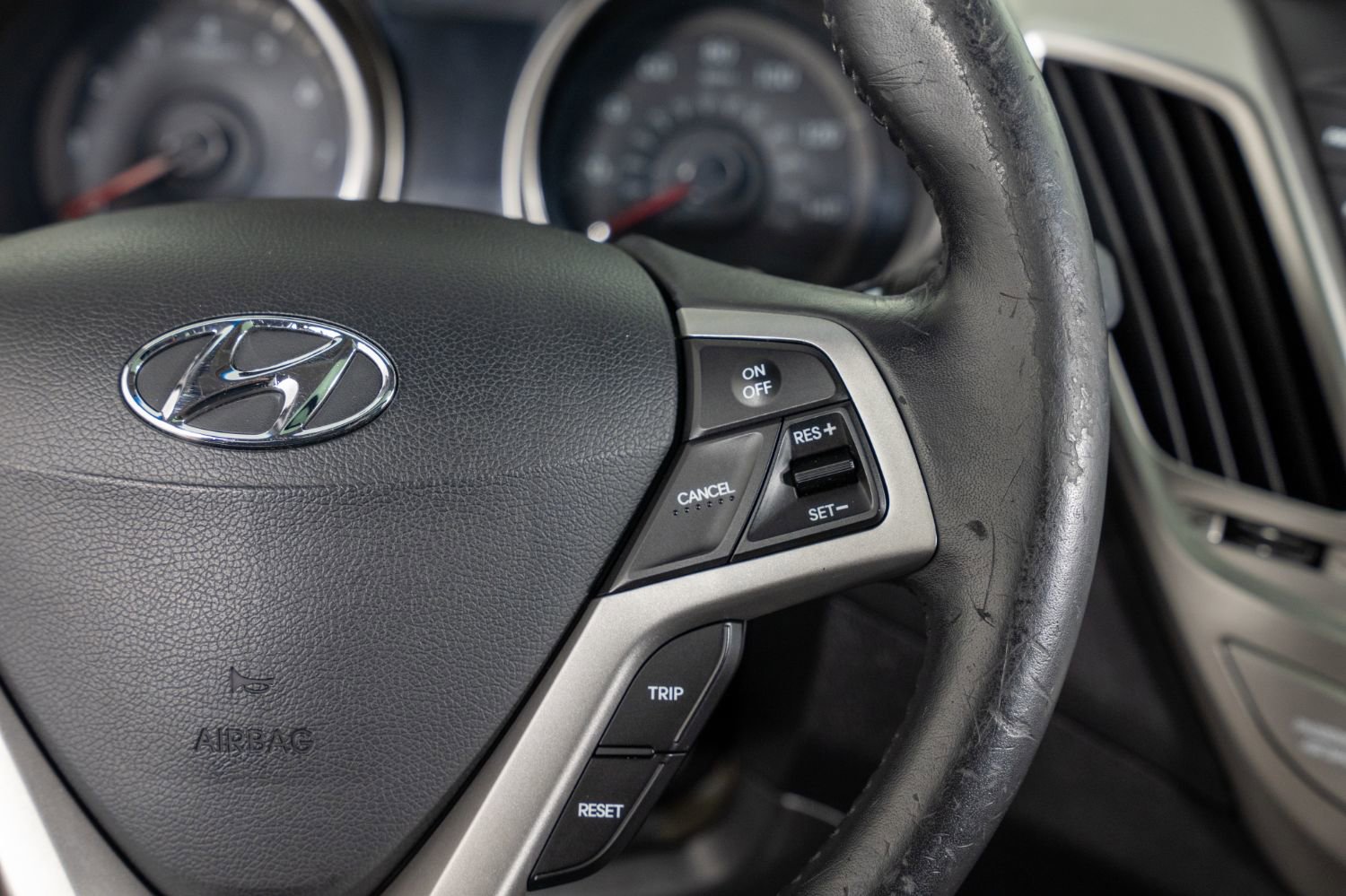 Used 2012 Hyundai Veloster w/ Style Pkg image 27