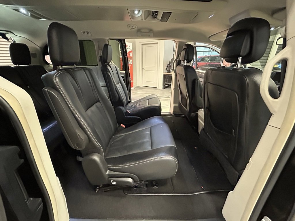 Used 2015 Chrysler Town & Country Touring image 42