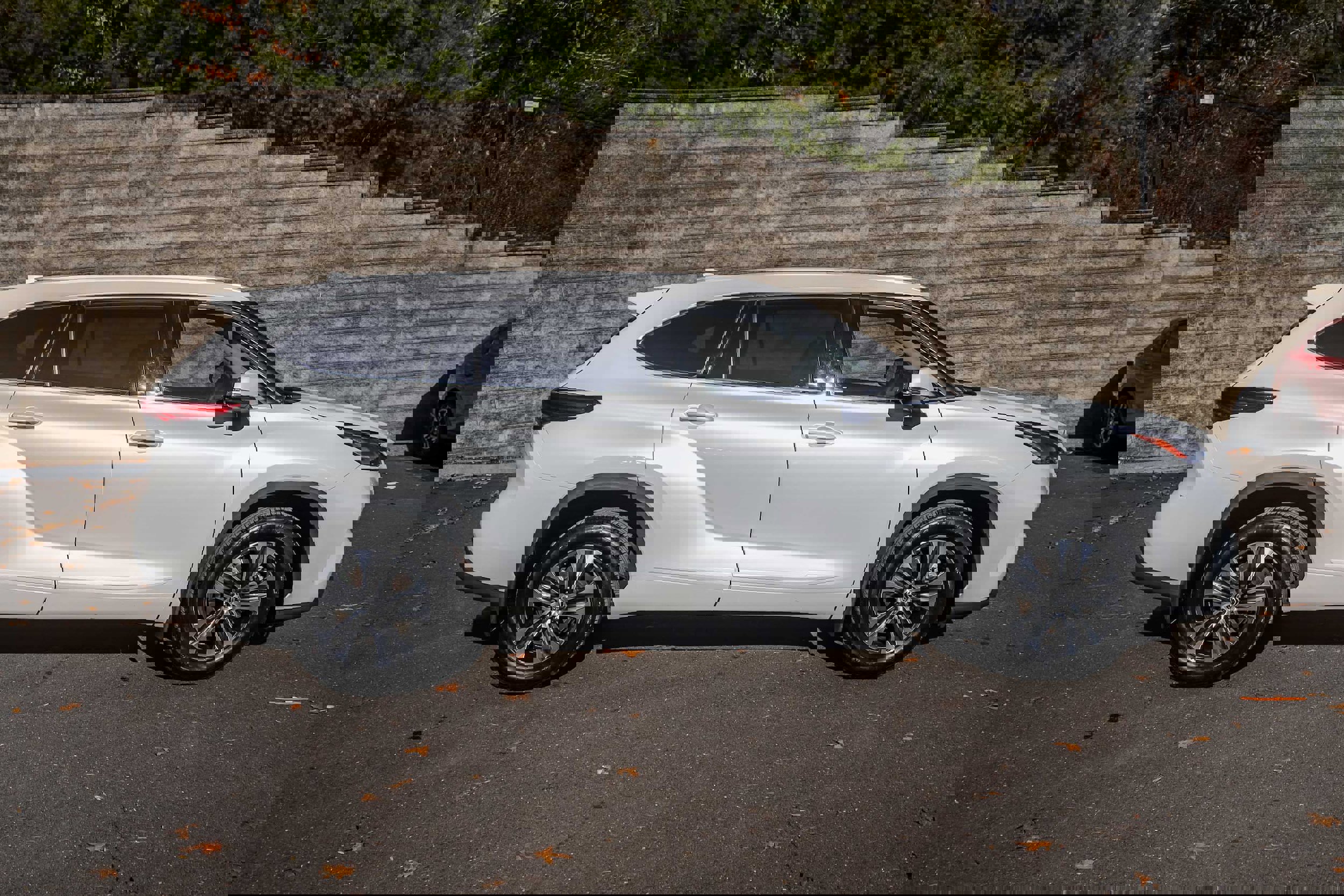 Used 2022 Toyota Highlander XLE image 4