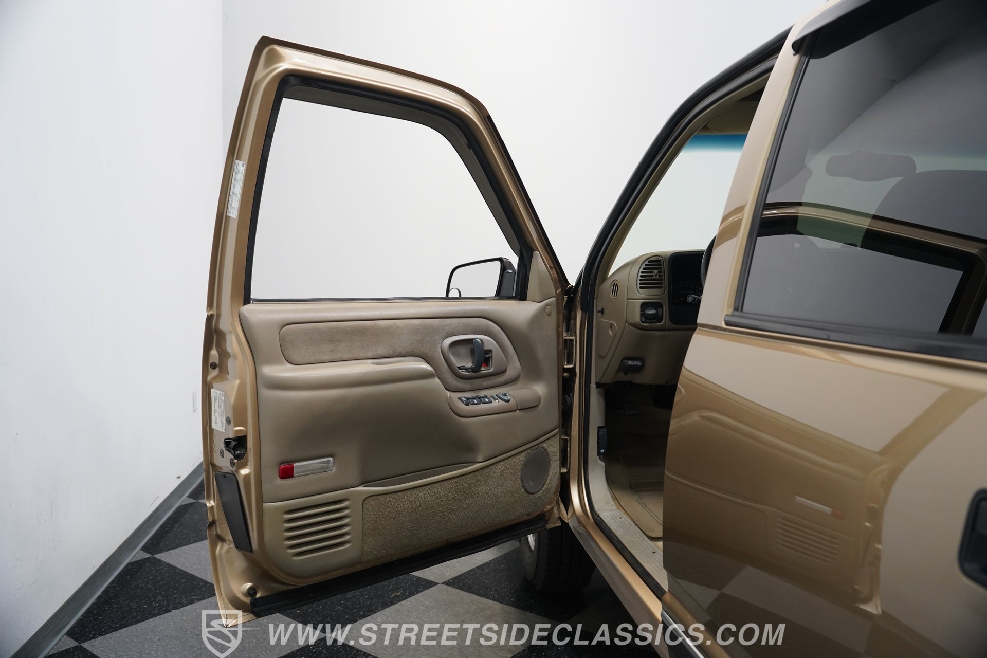 Used 1999 Chevrolet Suburban 2500 w/ Preferred Equipment Group 2 RWD image 36