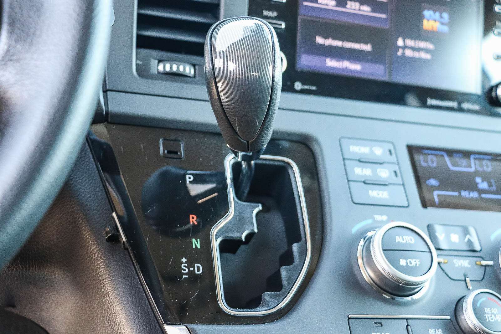 Used 2020 Toyota Sienna SE w/ Nightshade Edition FWD image 19