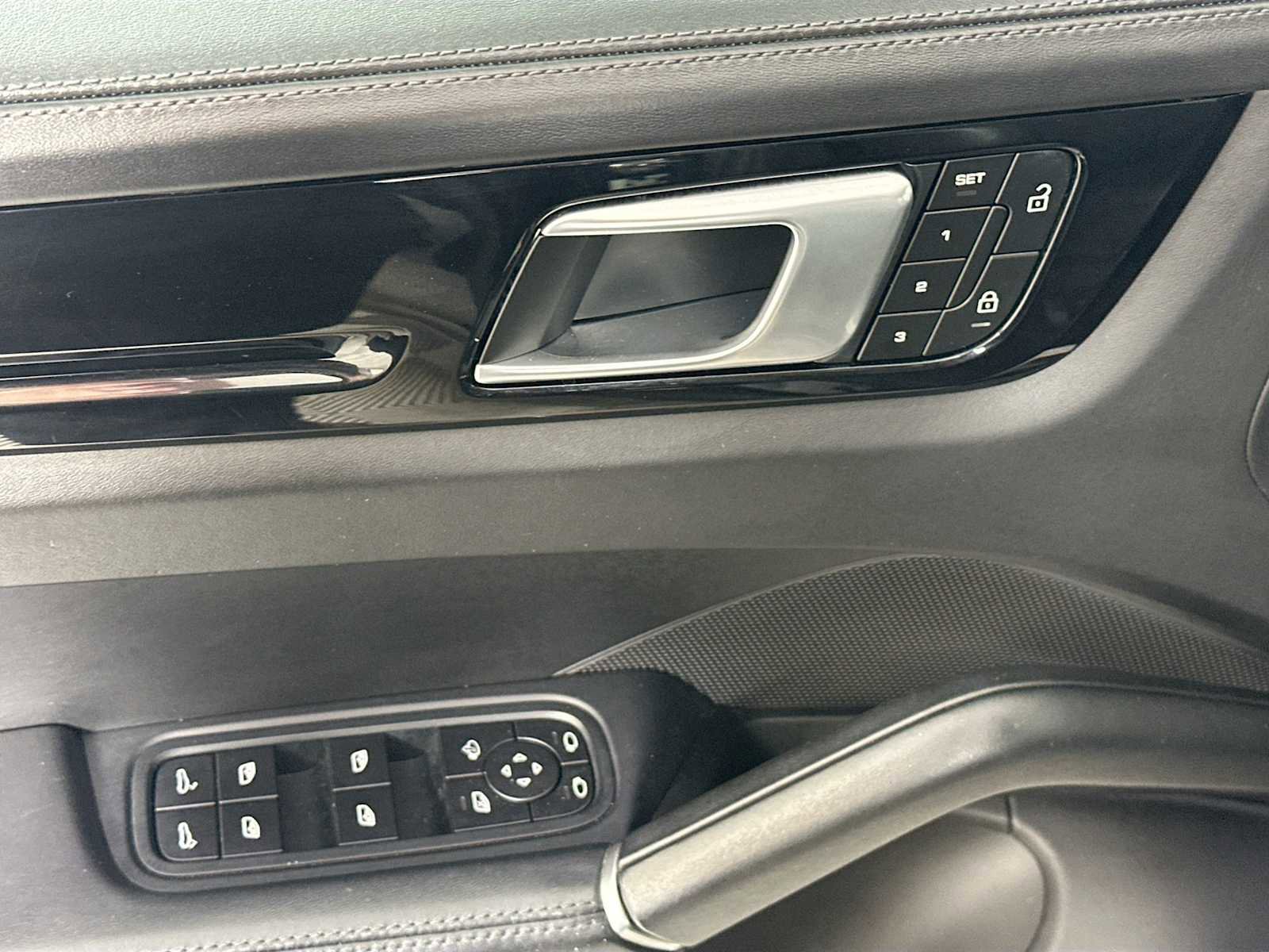 Certified 2022 Porsche Cayenne Platinum Edition image 11