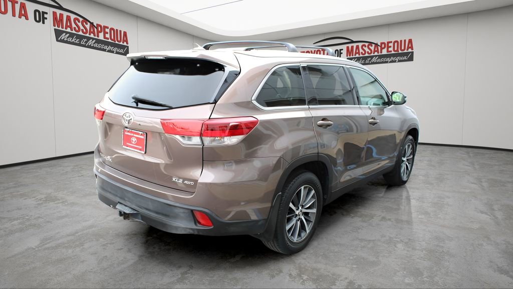 Used 2019 Toyota Highlander XLE AWD/4WD image 5