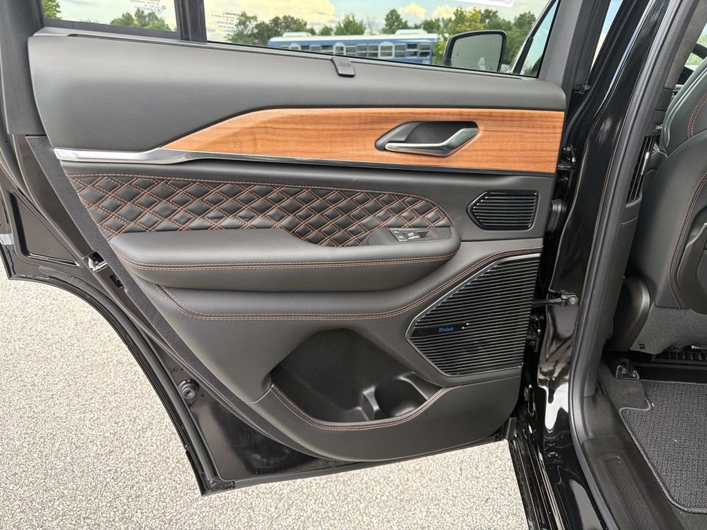 New 2026 Jeep Grand Cherokee Summit w/ Obsidian Package AWD/4WD image 21
