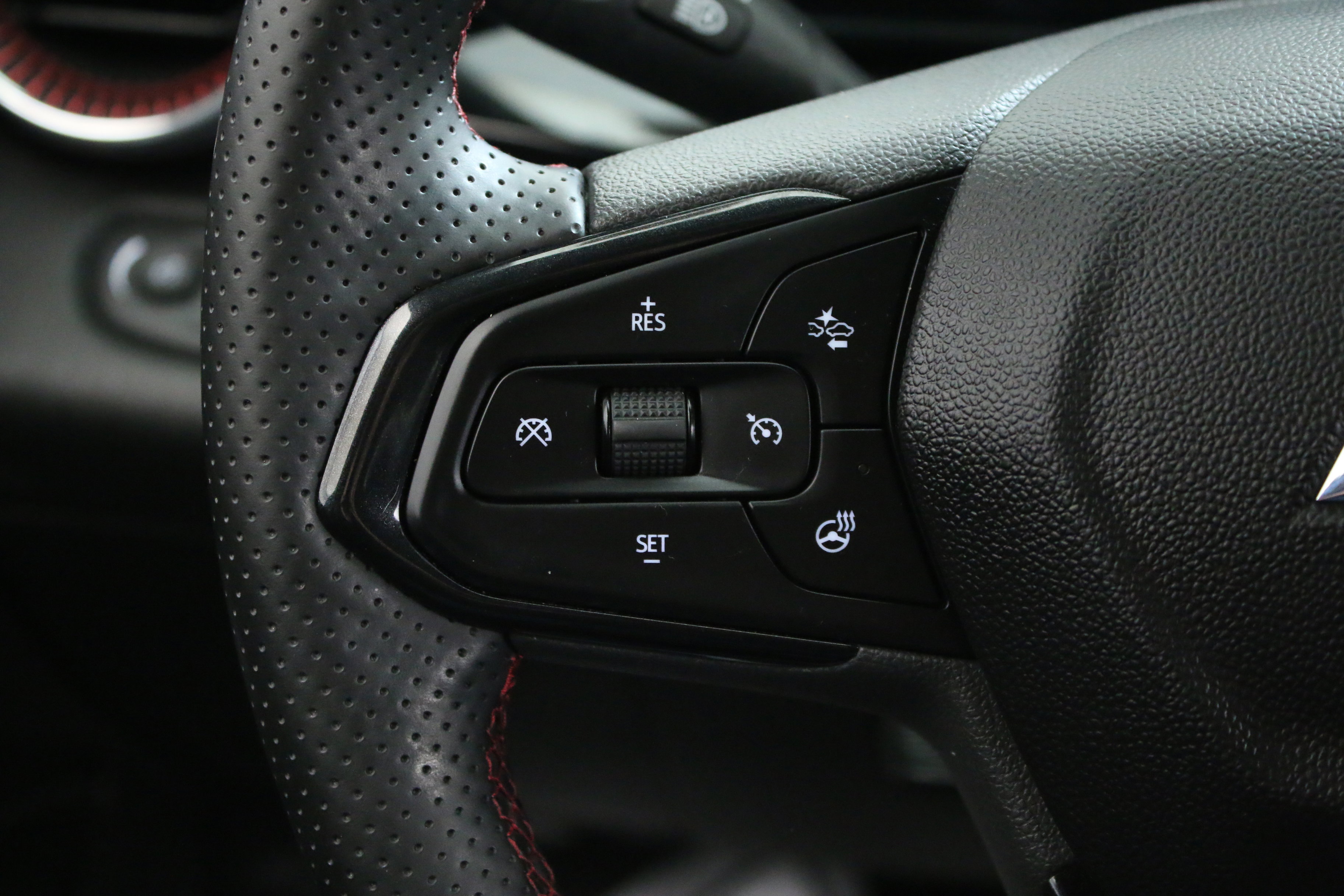 Certified 2024 Chevrolet Trax RS FWD image 14