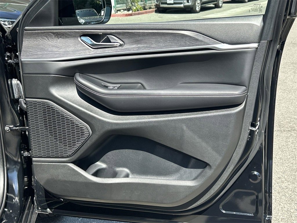 Used 2025 Jeep Grand Cherokee Limited w/ Black Appearance Package image 32