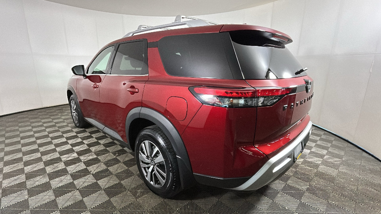 Used 2023 Nissan Pathfinder SL w/ Black Appearance Package AWD/4WD image 5