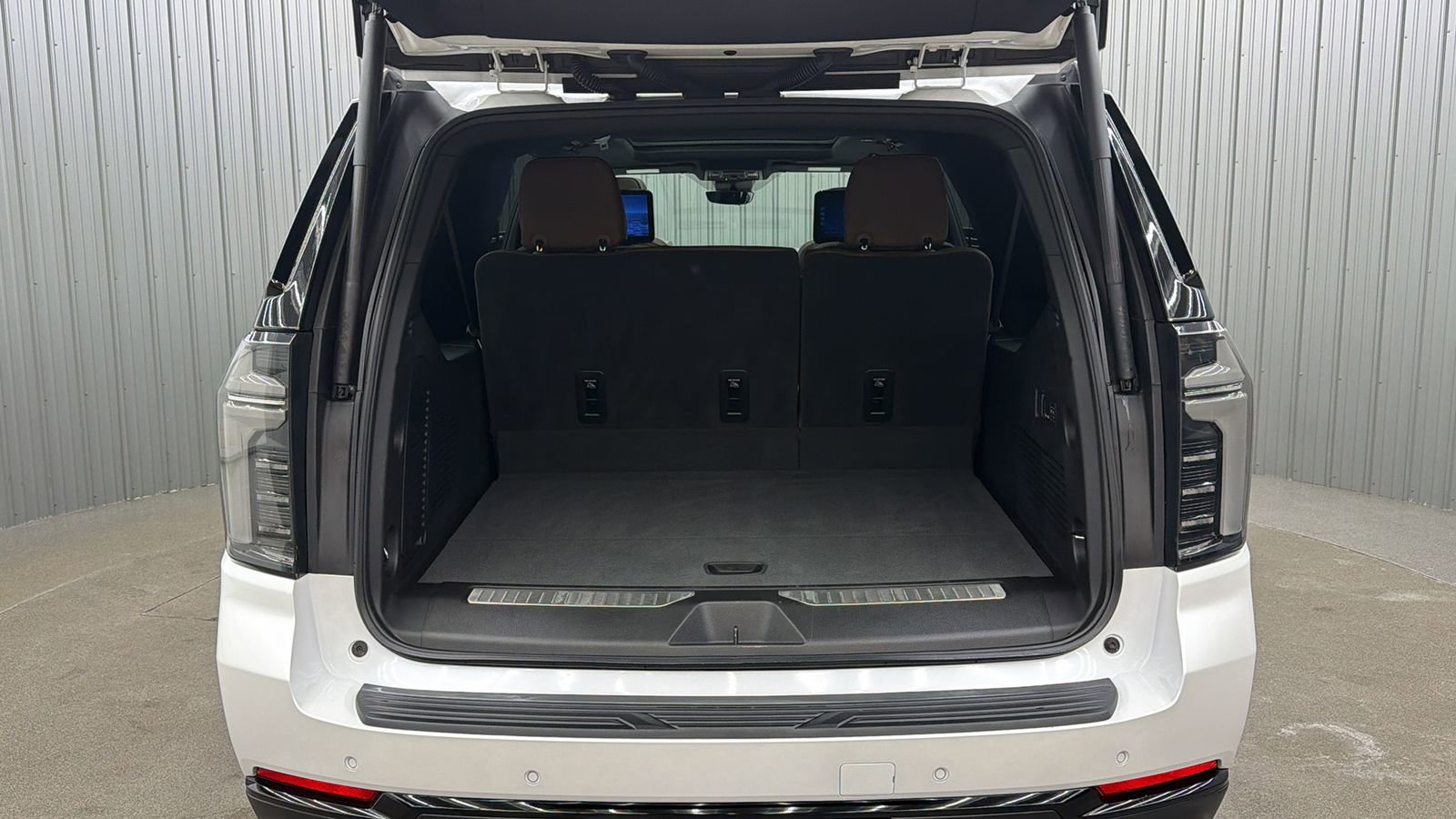 Used 2025 Chevrolet Suburban High Country image 13