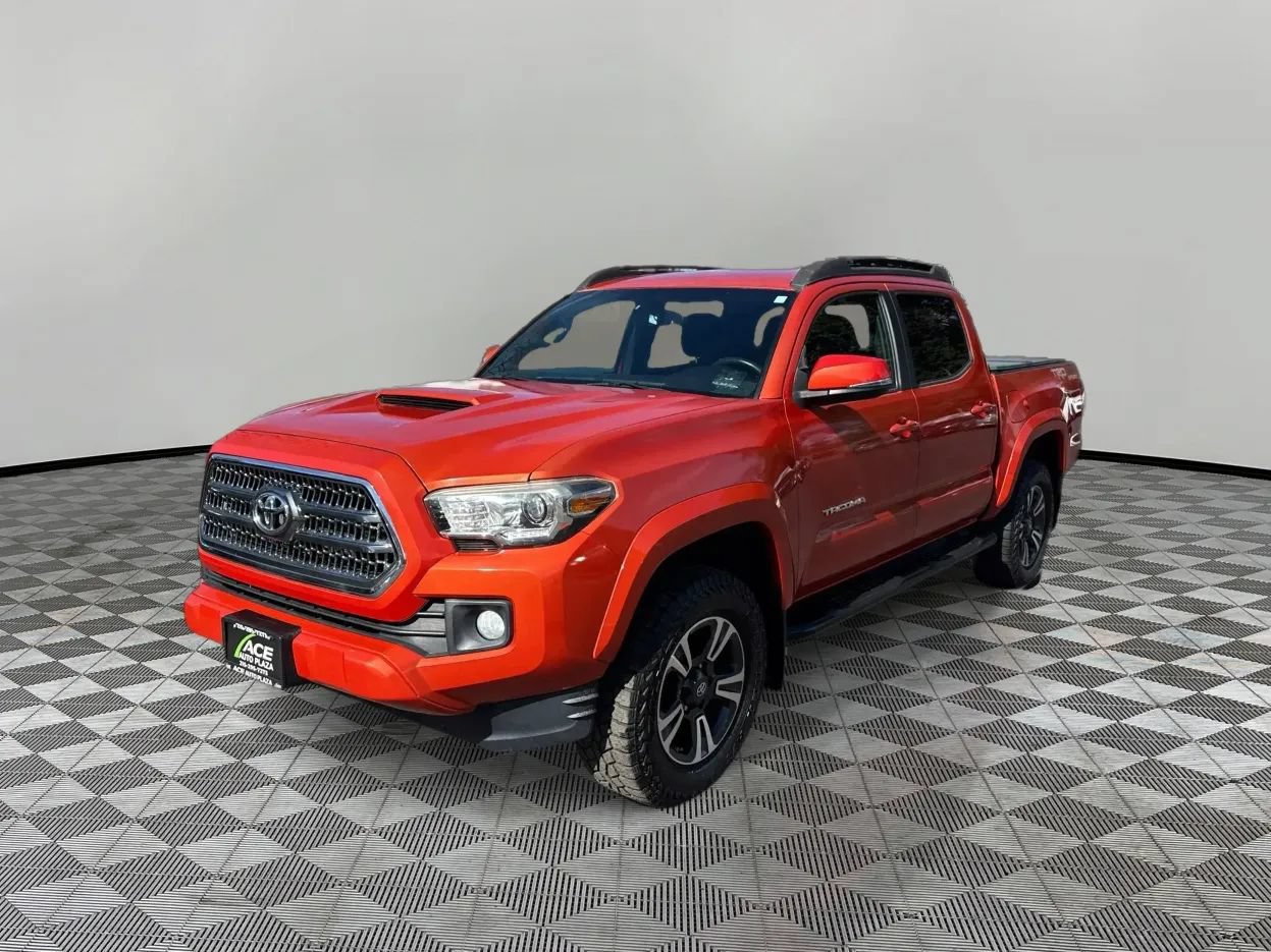 Used 2017 Toyota Tacoma TRD Sport w/ Tow Package (A/T) AWD/4WD image 2