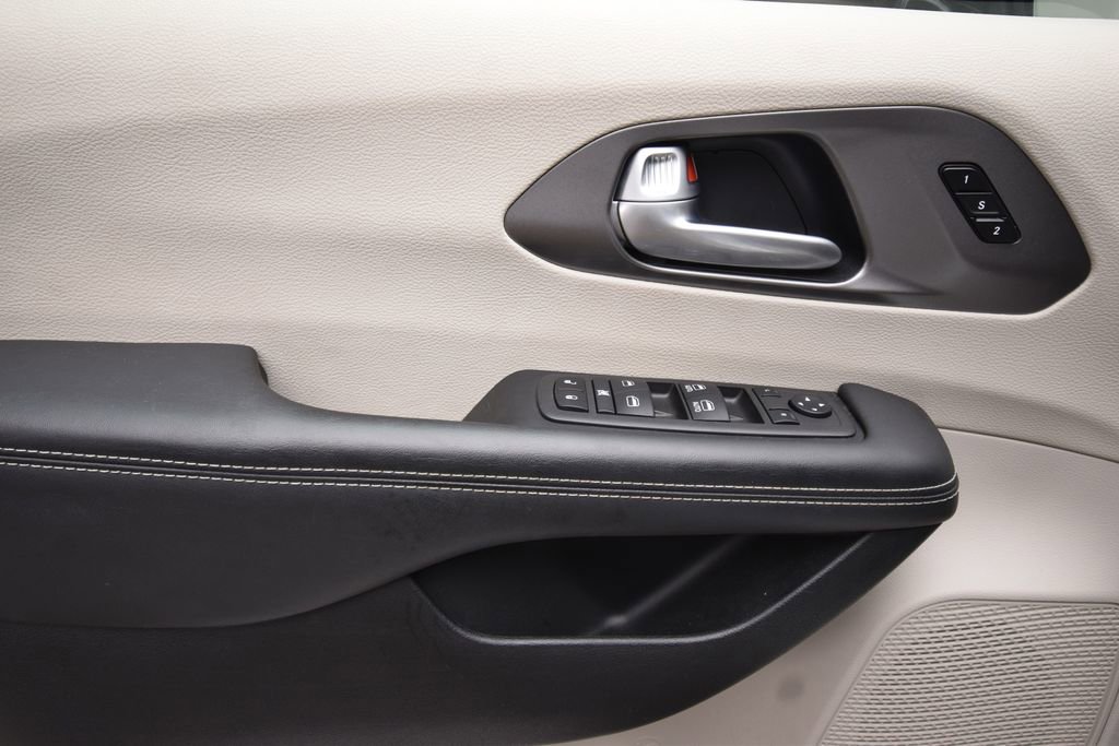 Used 2024 Chrysler Pacifica Touring-L image 24