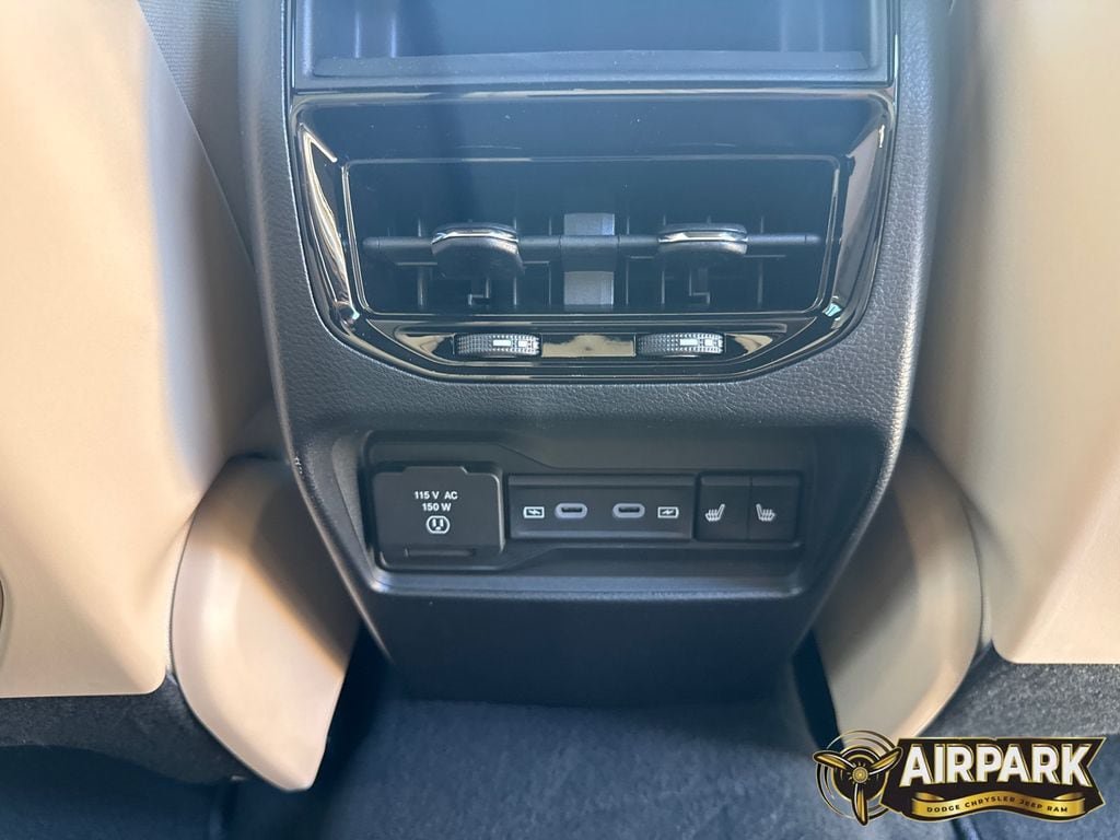 New 2026 Jeep Grand Cherokee Limited w/ Luxury Tech Group II AWD/4WD image 16