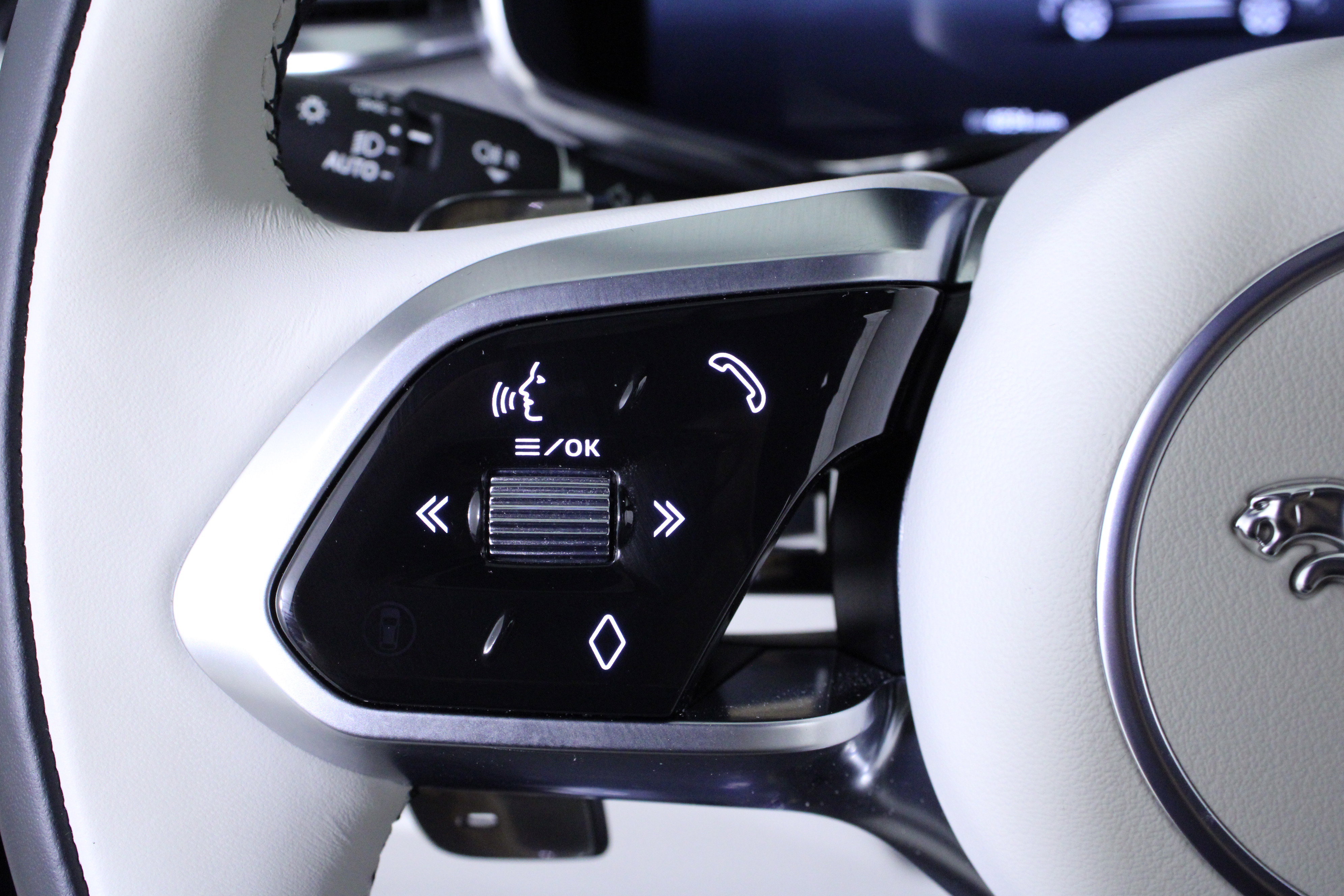 Used 2025 Jaguar F-PACE R-Dynamic S image 23