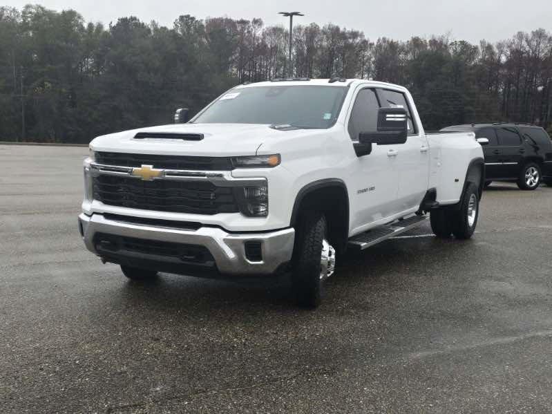 Used 2024 Chevrolet Silverado 3500 LT image 3