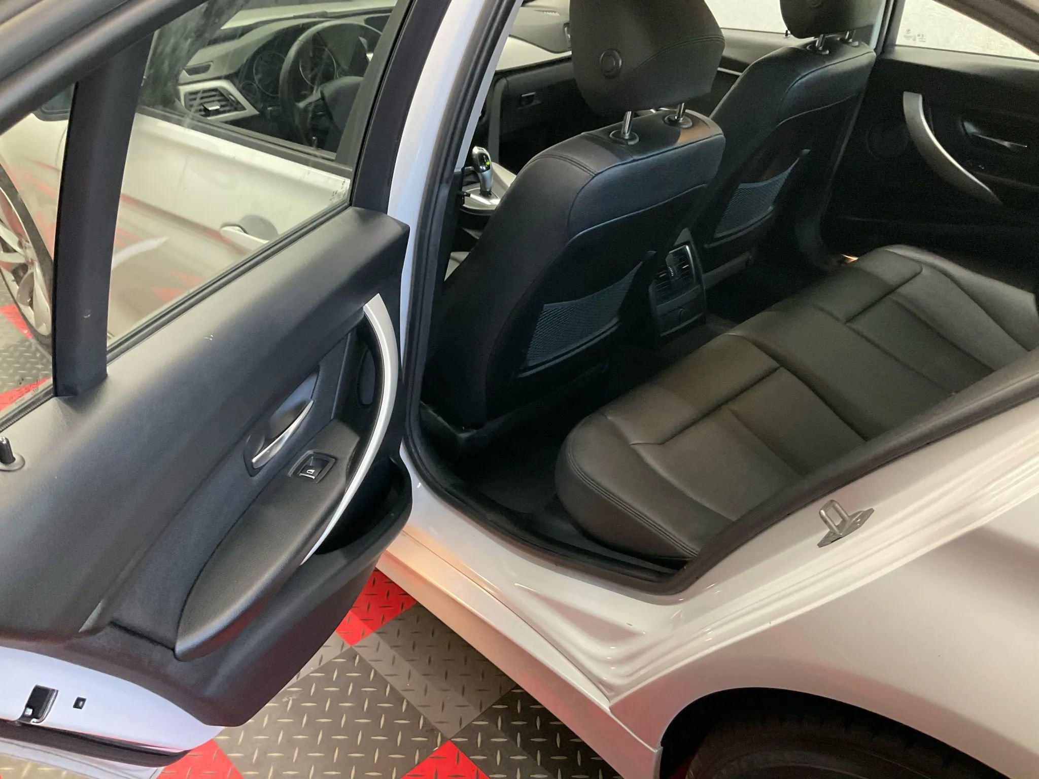 Used 2018 BMW 320i xDrive Sedan image 12