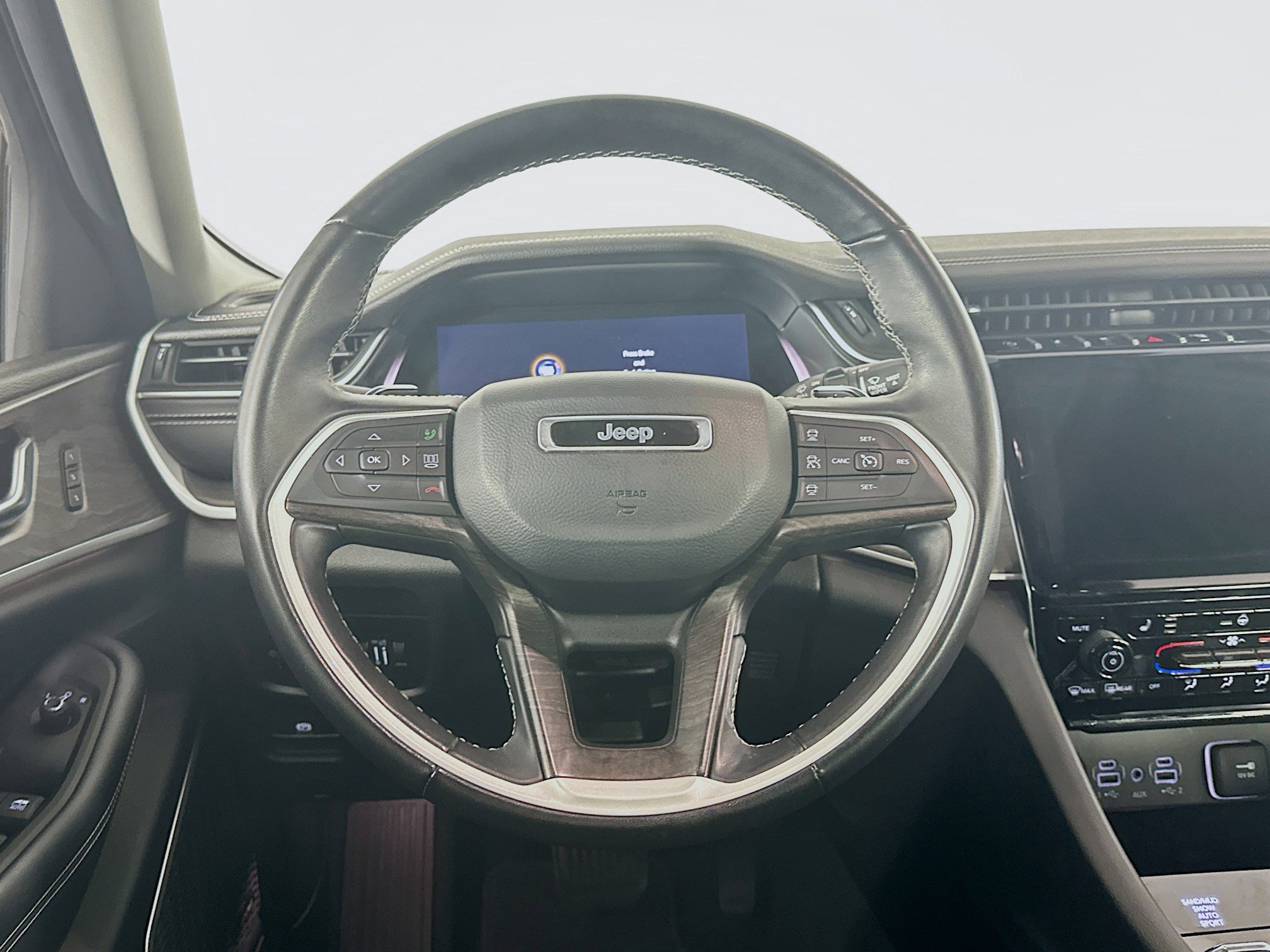 Used 2022 Jeep Grand Cherokee L Limited AWD/4WD image 18