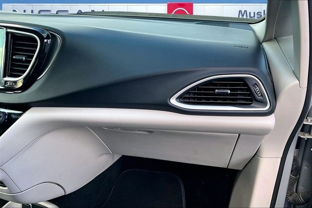 Used 2024 Chrysler Pacifica Touring-L image 22