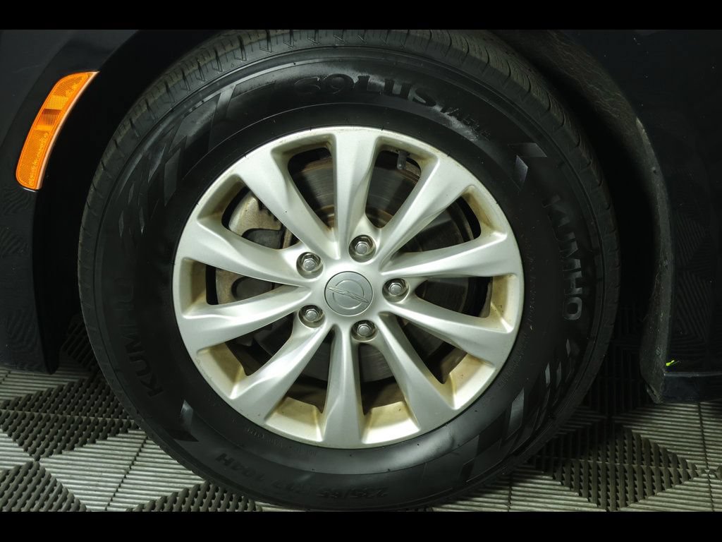 Used 2018 Chrysler Pacifica Touring-L w/ Premium Audio Group FWD image 5