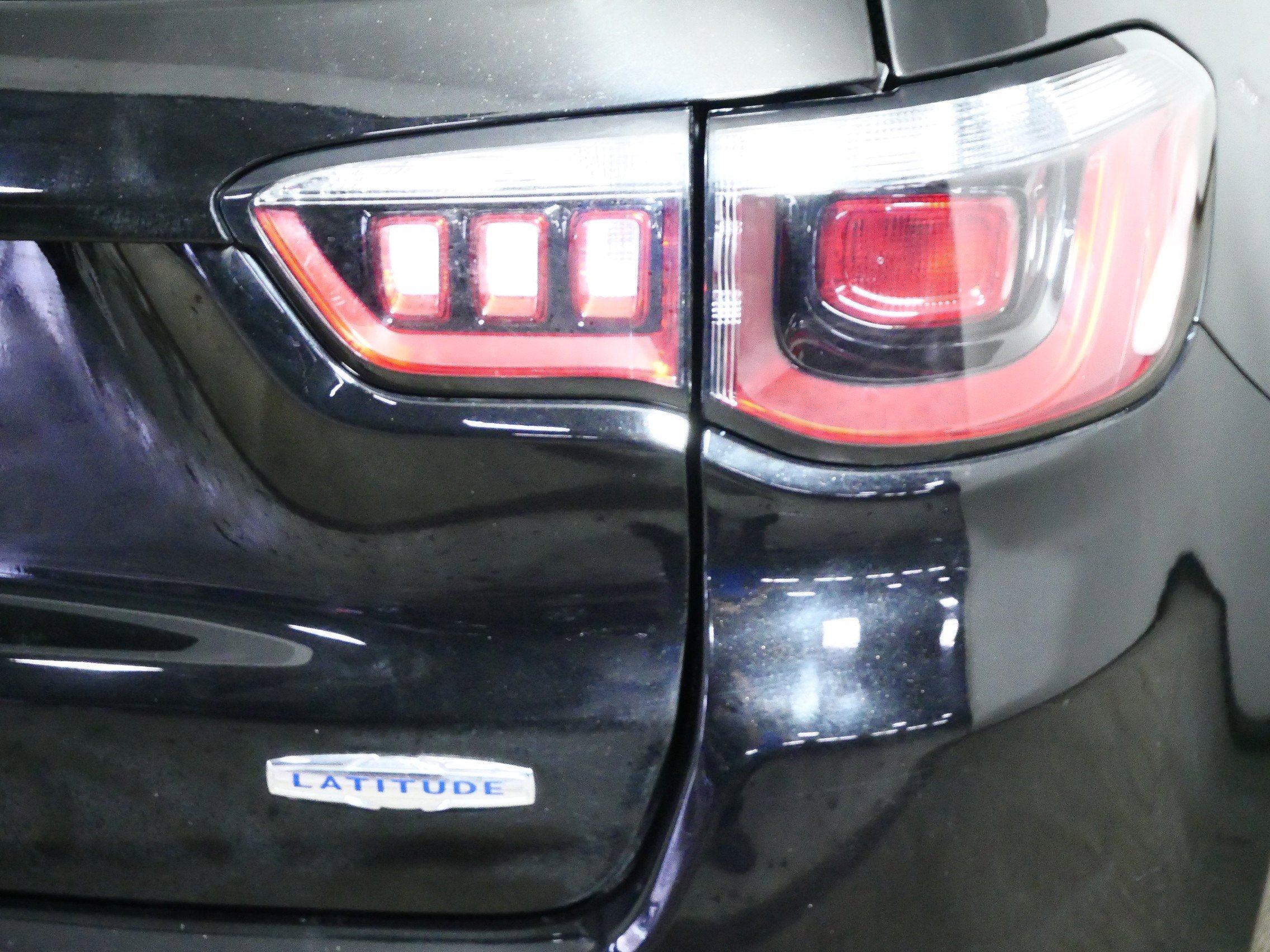 Used 2024 Jeep Compass Latitude image 17