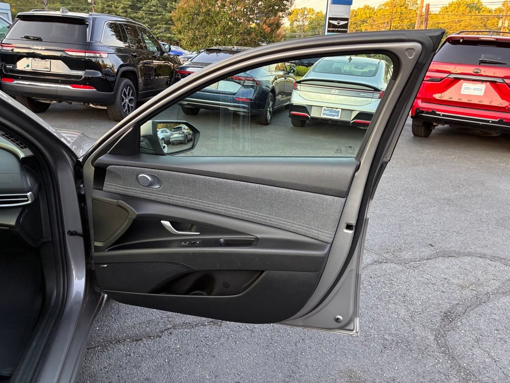 Used 2023 Hyundai Elantra Limited FWD image 45