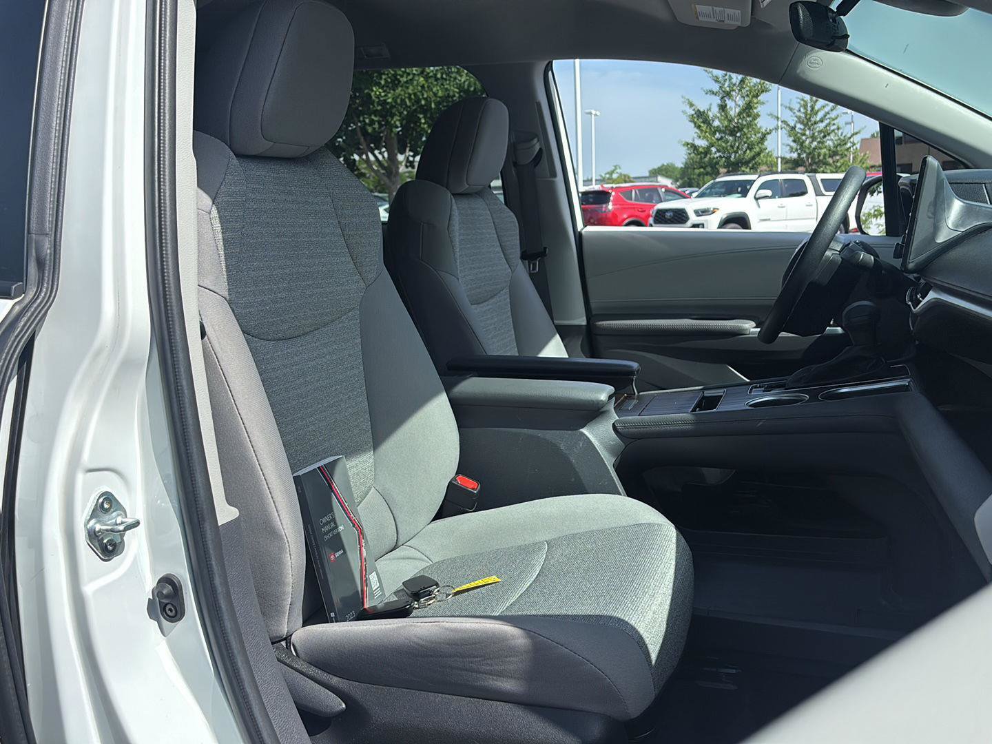 Used 2023 Toyota Sienna LE AWD/4WD image 18