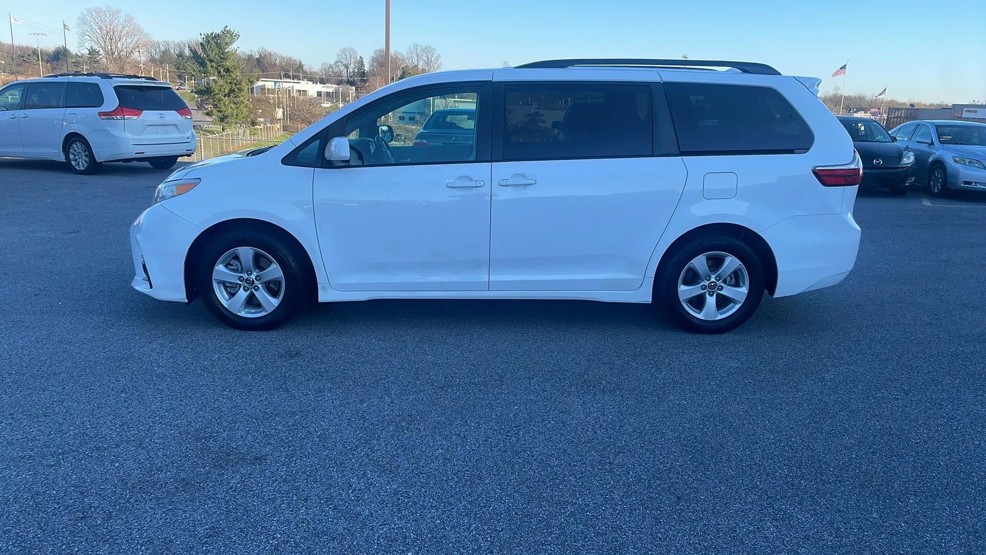 Used 2018 Toyota Sienna LE image 5