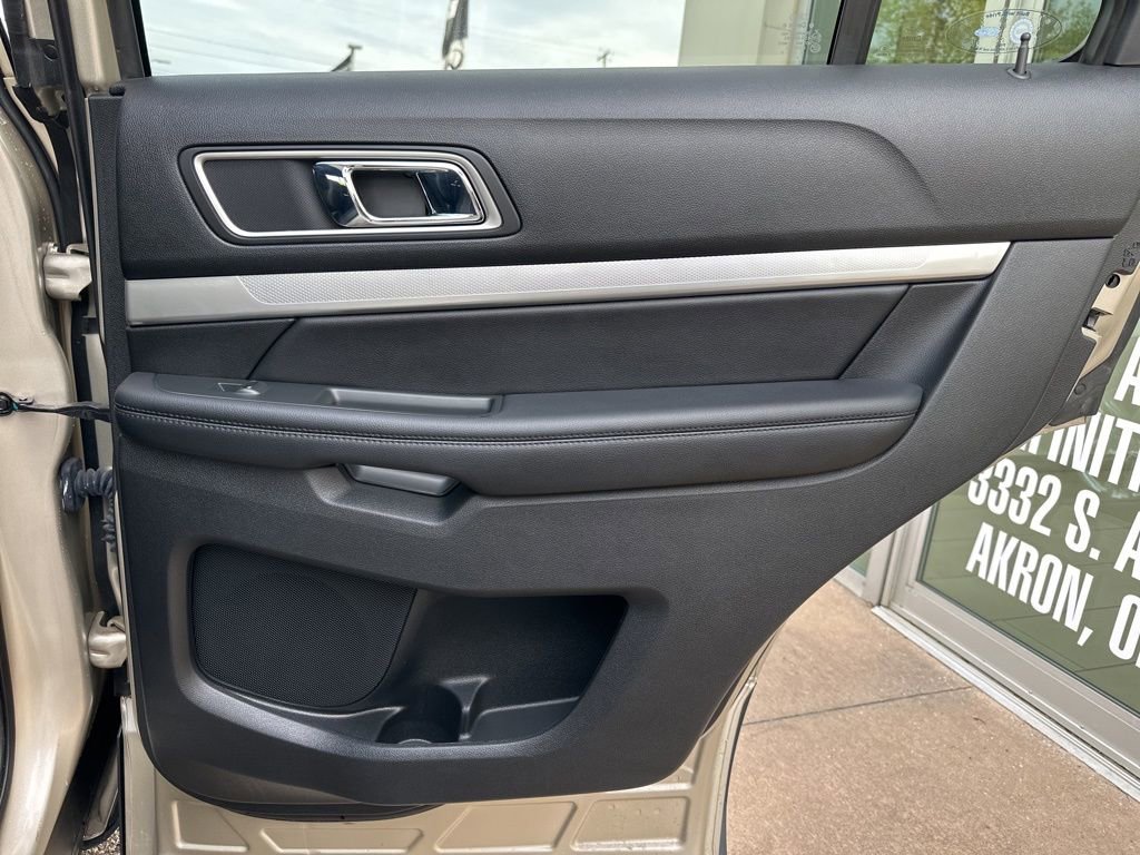 Used 2017 Ford Explorer XLT w/ Equipment Group 202A AWD/4WD image 22