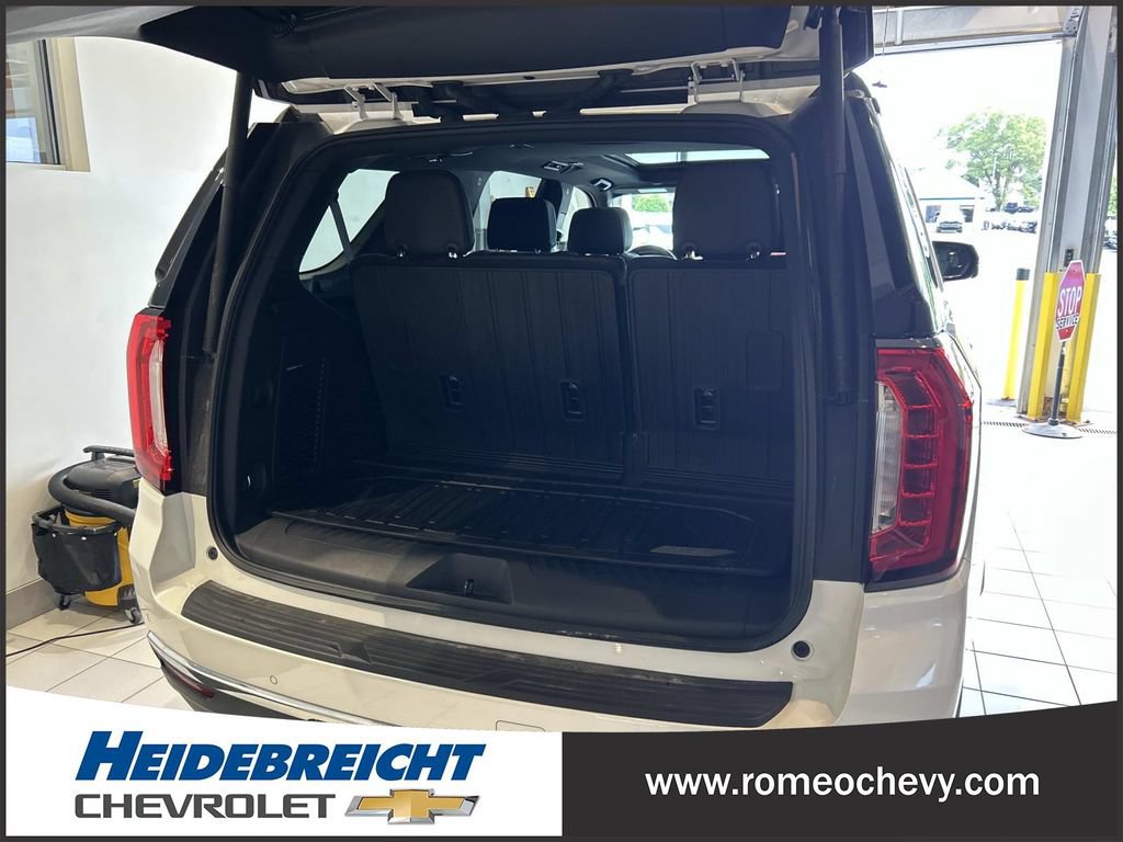 Certified 2023 GMC Yukon SLT w/ SLT Luxury Package AWD/4WD image 16