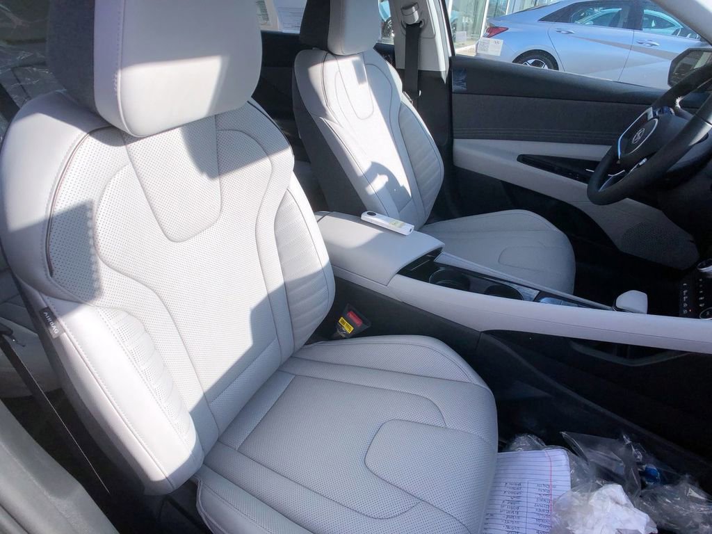 New 2025 Hyundai Elantra Limited image 26