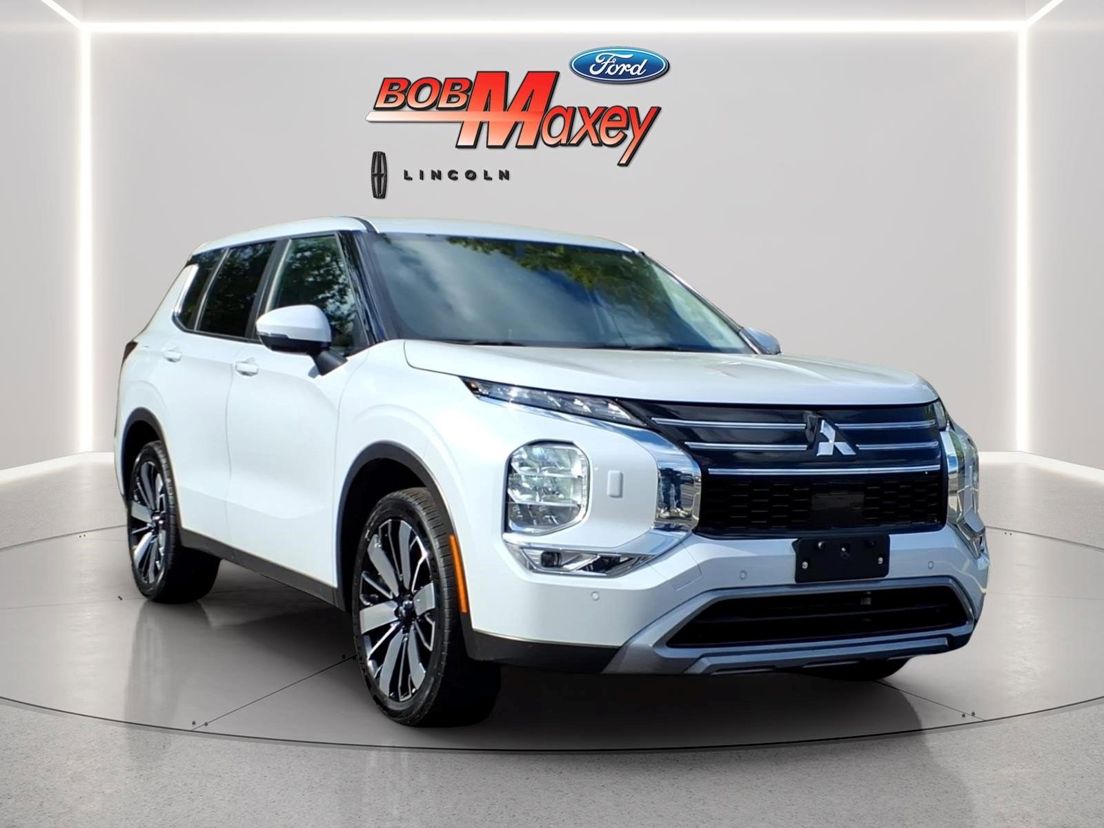 Used 2025 Mitsubishi Outlander SE AWD/4WD image 3