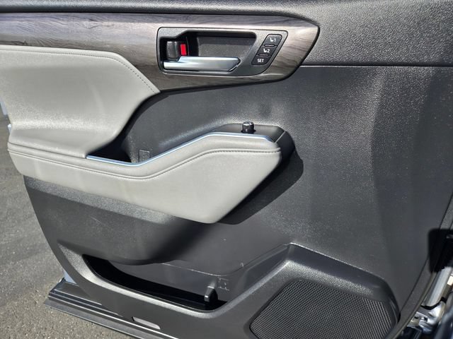 Used 2021 Toyota Highlander Platinum AWD/4WD image 22