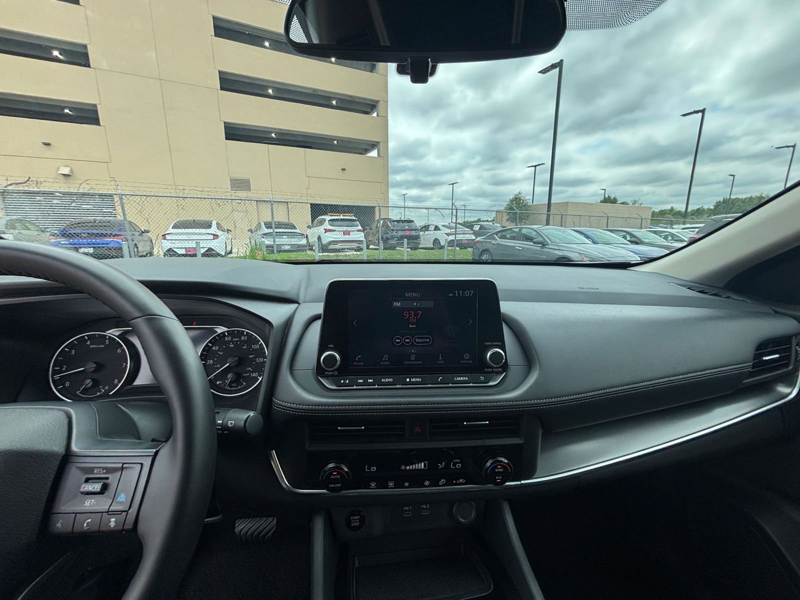 Used 2025 Nissan Rogue SV AWD/4WD image 33