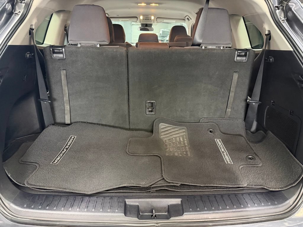 Used 2020 Toyota Highlander LE FWD image 43