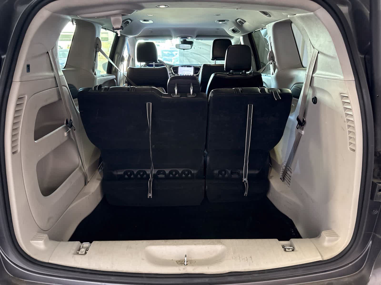 Used 2023 Chrysler Pacifica Touring-L FWD image 15