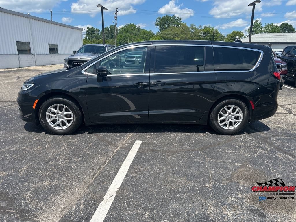 Used 2024 Chrysler Pacifica Touring-L FWD video 2