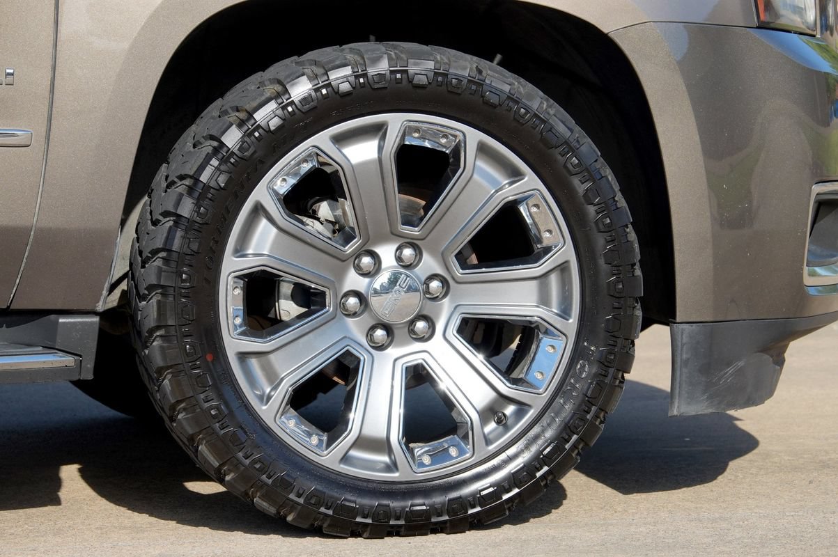 Used 2015 GMC Yukon Denali w/ Open Road Package AWD/4WD image 32
