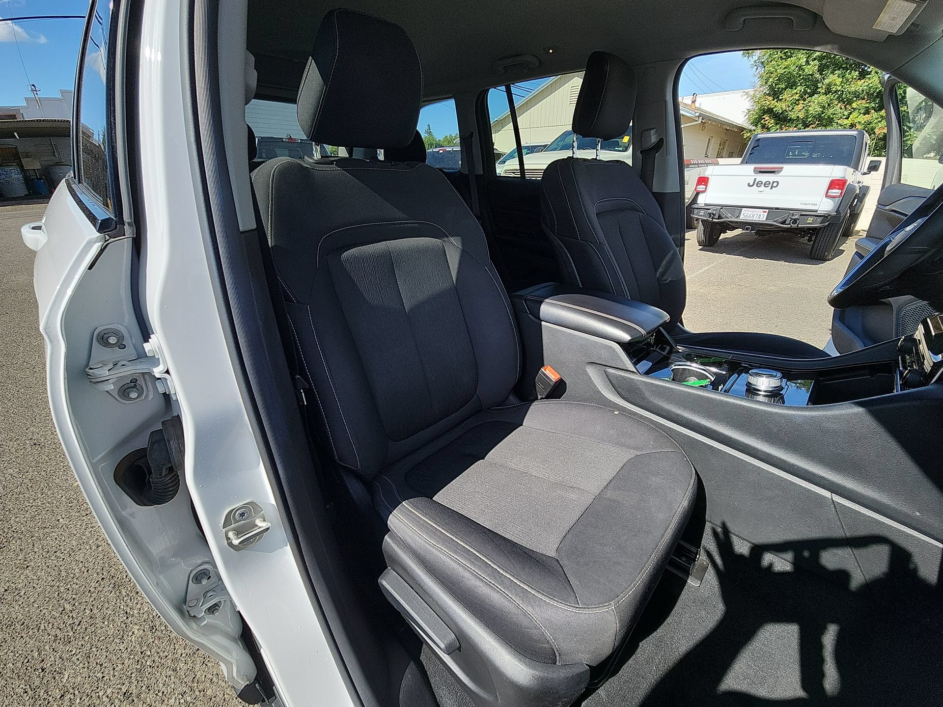 Certified 2023 Jeep Grand Cherokee Laredo AWD/4WD image 24